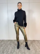Pantalón de vestir color dorado, de corte ajustado, con bolsillos laterales y traseros.