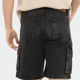 Bermuda de jean celeste lavado, estilo cargo, con bolsillos laterales con fuelle y cierre de botón y cremallera.