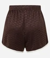 Bermuda deportiva marrón con estampado de logos y cintura elástica.