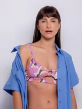 Top de bikini con cut out y aro decorativo en el frente, con breteles finos regulables y diseño de estampado multicolor.