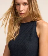 Musculosa azul marino texturizada con cuello halter.