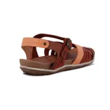 Sandalia de mujer color marrón, con tiras cruzadas en la parte delantera, una de ellas en color beige con textura. Posee tira de ajuste en el tobillo con hebilla y suela de goma.