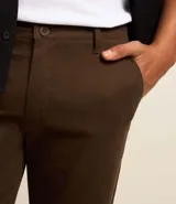 Pantalón de vestir color gris claro, de corte slim fit y largo cropped.