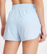 Short deportivo verde oscuro, modelo runner, con cintura elástica y pequeño bolsillo interior.