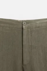 Pantalón de vestir azul marino, de corte recto, confeccionado en lino.
