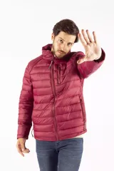 Campera acolchada color violeta con cuello elevado, cierre completo y bolsillos con cremallera.