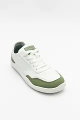 Zapatillas de cuero color blanco y beige, de diseño minimalista con suela marrón.