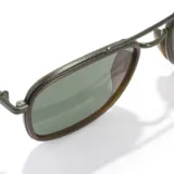 Lentes de sol Sunski modelo Estero, con montura metálica color verde oliva y detalles en marrón. Lentes polarizados que bloquean el 100% de los rayos UVA/UVB/UV400. Diseño inspirado en los lentes de aviación vintage.