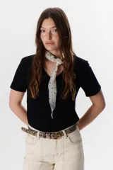 Remera color azul con escote en V y mangas cortas.