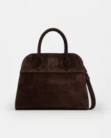 Cartera de mano negra, de cuero gamuza con asas cortas y correa desmontable.