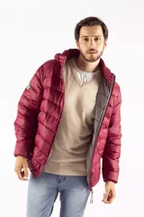Campera de invierno color burdeos con cuello elevado, capucha desmontable y bolsillos con cierre.