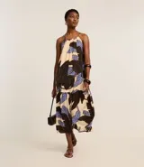 Vestido evasê largo midi de frente única, confeccionado en viscosa, con estampado de hojas en tonos beige, negro y celeste.