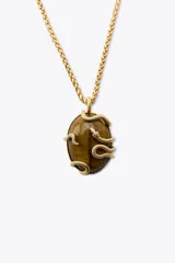 Collar dorado con cadena de eslabones y colgante de piedra marrón con una serpiente dorada enroscada.