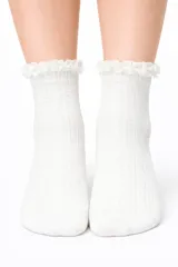 Par de medias blancas de algodón, tobilleras, con borde superior de encaje fruncido y tejido principal con diseño de trenzas y puntos calados.