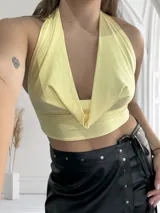 Top blanco con escote halter y espalda descubierta.