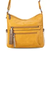 Bandolera color mostaza con dos bolsillos frontales con cierre, apertura superior con cierre, bolsillos internos con cierre y abiertos, bolsillo trasero con cierre y correa larga regulable a tono.