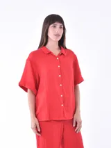 Camisa roja de mangas cortas con botones.