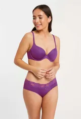 Panty corte hipster color violeta con detalle de encaje en la parte superior.