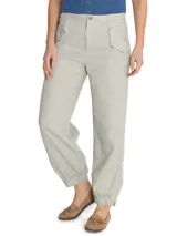 Pantalón de lino color beige, tiro alto, corte ancho, con bolsillos laterales y elástico en los tobillos.