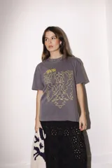 Remera color café con estampado abstracto en negro y texto "del SUR".