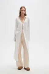 Saco largo de acrílico color blanco, con mangas largas y abertura frontal con lazo.