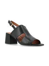 Sandalias negras de cuero con punta abierta, corte asimétrico y tacón bloque.
