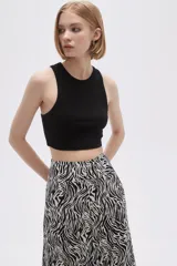 Top blanco de morley, corte crop y breteles anchos.