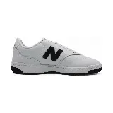 Championes urbanos New Balance modelo BB480, color blanco con detalles en negro, confeccionados en cuero sintético, con logo "N" característico en los laterales y suela de goma.