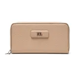 Billetera tipo tarjetero de color beige, con textura de cuero granulado y cierre perimetral de cremallera. Presenta un aplique rectangular central con las letras 'XL' en metal plateado.