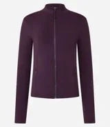 Campera deportiva negra confeccionada en poliamida y elastano, con cuello alto, cierre delantero por cremallera y bolsillos laterales.