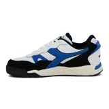 Championes urbanos Diadora modelo Winner, de caña baja, con combinación de colores blanco, negro y azul. Presentan un diseño inspirado en el calzado deportivo retro, con puntera perforada y el logo Diadora en azul en el lateral.