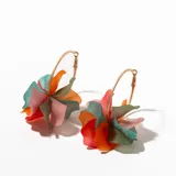Aros colgantes con forma de flor de pétalos multicolores traslúcidos y aro dorado.