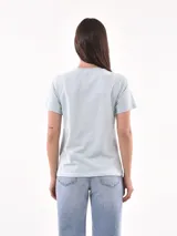 Remera lila con estampado frontal con la frase "Gracias por nada".