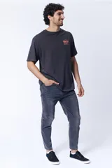 Pantalón de jean gris oscuro, corte slim taper.