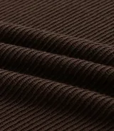 Remera masculina de manga corta, cuello redondo y textura acanalada, color beige claro.