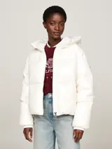 Campera puffer blanca de nailon con relleno de plumón, capucha fija, cierre de cremallera, puños elásticos y dos bolsillos delanteros.