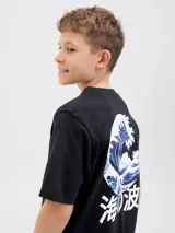 Remera negra de algodón con cuello redondo y mangas cortas. Estampado en la espalda con una ola estilo arte japonés y texto en caracteres orientales.