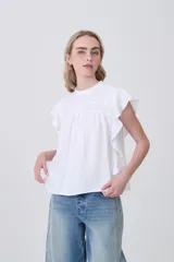 Blusa blanca de viscosa con cuello a la base, detalle de punto smock en el pecho y mangas con volados.