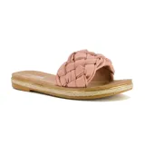 Sandalia casual baja color tostado, con capellada trenzada y suela plana con detalle de yute y línea dorada.