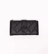 Billetera larga acolchada color negro, con diseño de costuras diagonales formando rombos. Cierre principal con broche a presión en solapa frontal. Presenta un pequeño tirador de cierre metálico en el borde superior izquierdo.