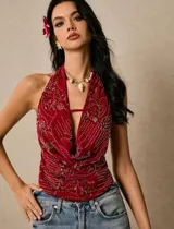 Top halter rojo con escote drapeado y apliques de lentejuelas y cuentas.