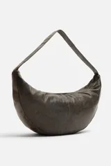 Bolso de hombro color marrón oscuro fabricado en piel con acabado craquelado. Tiene un compartimento principal con cierre de cremallera y un bolsillo interior con cremallera.