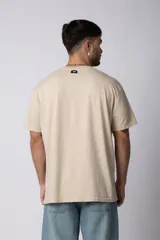 Remera color crudo de corte recto y mangas cortas.