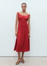 Vestido midi rojo, sin mangas, con escote barco y tirantes anchos. Presenta una hilera de botones en el frente y un diseño evasé.