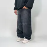 Pantalón jean negro ultra baggy de denim 100% algodón con textura rústica.