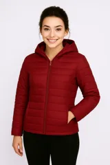 Campera puffer color bordó con capucha, cierre frontal con cremallera y bolsillos laterales.