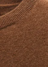Sweater lila de cashmere con cuello redondo y mangas largas.