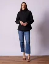 Campera negra capitoneada marca Gallery, con cierre central, bolsillos frontales con cierre, cintura con cinto de ajuste regulable y forro interno a tono.