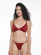 Conjunto de lencería color ladrillo, compuesto por un corpiño triangular sin aro ni relleno y una tanga con tiras finas regulables.