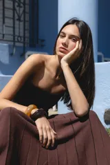 Falda larga marrón de tejido de punto con elástico en la cintura.